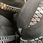 Φερμουάρ πλαστικά με μεγάλο δόντι με το μέτρο